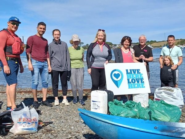 Volunteers With Marine Litter Live Here Love Here